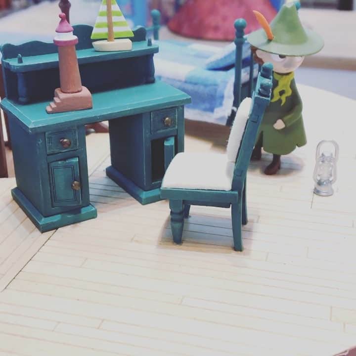 のインスタグラム：「#PEIKKO  アンテナショップで展示されていた#デアゴスティーニ の#ムーミンハウス  見に行けなかったひとの為にムーミンハウスの内部も公開！！！ 只今、#ムーミン公式オンラインショップ 経由で定期購読のお申し込みをすると特別な特典がついてきますよ^_^  特典も残りわずかなので急いでチェック✨  #デアゴムーミン #ムーミン #ムーミングッズ #moomin #muumi」