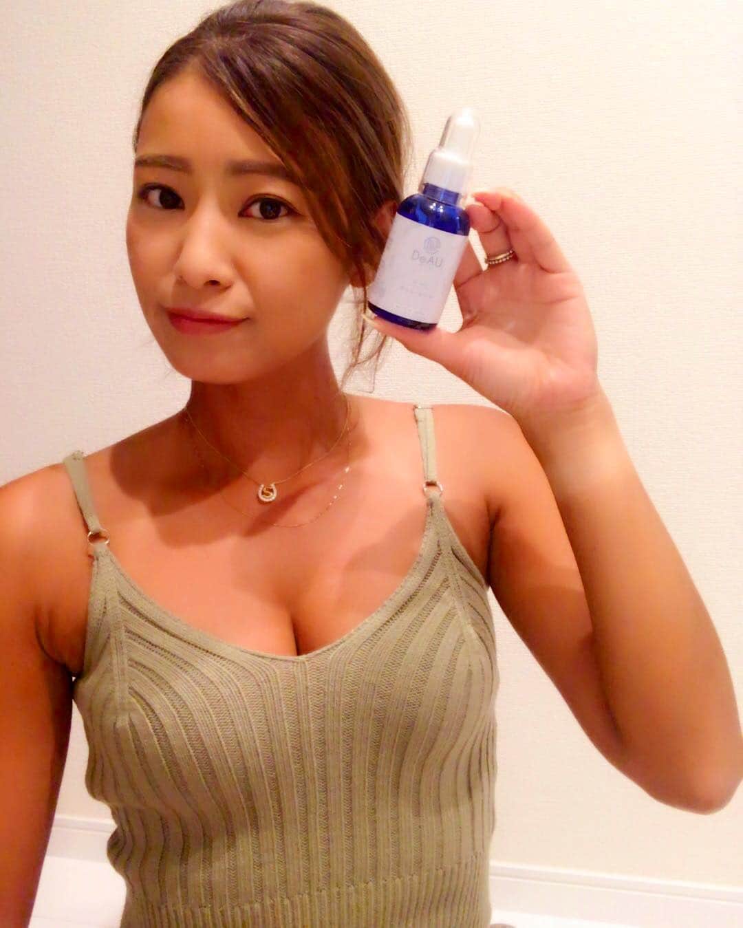 彩海のインスタグラム：「. . よく質問もらうやつ🙋🏾 . 夏は気にせずガンガン焼いちゃうから お肌のケア必死必須！ . 今は @deau_japan の #デイリーピール っていう #角質柔軟美容液 をお風呂上がり1番につけて、 それから#ニベア 青缶と #ソンバーユ (馬油)をミックスしてクリーム代わりにしてる👌🏼 . . デイリーピールのおかげで最近肌が好調かも🎶 忙しくてもちゃんとケアしていかなきゃな🐣 . . . . #肌ケア#美容液#トロトロ#美容情報 #32歳 #頑張る #老いに負けない #負けまい  #斜視 #斜視なのかもわたし」