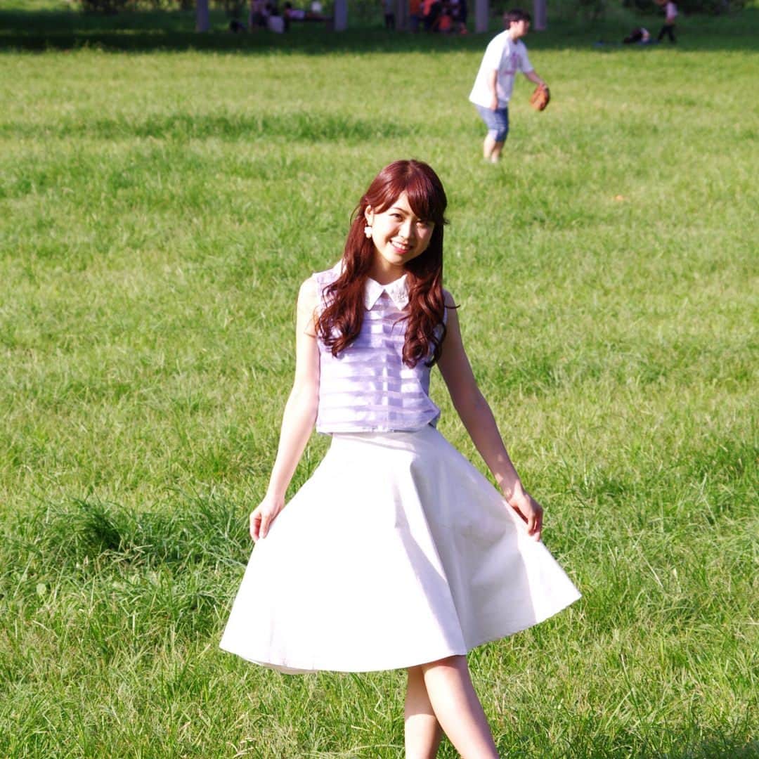 福岡真菜のインスタグラム：「先日撮影して頂きました🌻  8月ももう終わりですね… 秋服に衣替えしなきゃ🍁 (でもまだまだ暑い‼︎😵) お手数ですが本日も投票頂けると嬉しいです☺️ 🌷ミス学習院 No.5 福岡 真菜🌷  #missgakushuin #gakushuin #ミス学習院 #ミスコンテスト #yoyogipark」