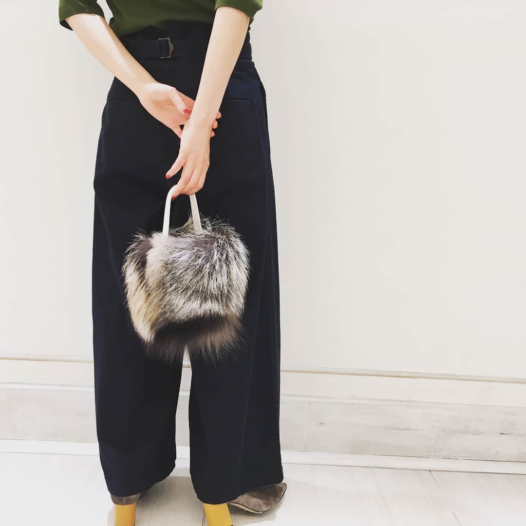 のインスタグラム：「秋小物とワイドパンツ  #beardsley #ビアズリー #ワイドパンツ#widepants  #ファビオルスコーニ  #fabiorusconi  #ファーバッグ #arron #nathalieverlinden  #ナタリーバーリンデン#lauradimaggio #ローラディマジオ」