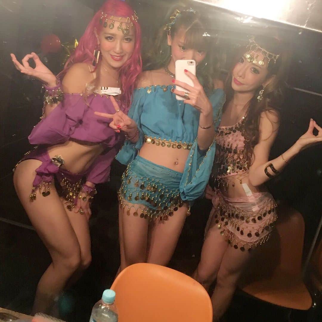 Yumikaさんのインスタグラム写真 - (YumikaInstagram)「アラビアンナイトの共演者様と✨✨✨ 左上のお姉様のリアル蛇ちゃんに注目ーー！！🐍 可愛すぎて飼いたいーー❤️❤️ わたしアラビアンの衣装すごいハマってるらしいw でもたしかに超気に入ったー🕌💜 中東大好きだから余計ねw  なかなかお仕事中バタバタで、共演者様と写真が撮れないことが多いのですが、集合写真はなるべく撮りたい派🙄💗 ありがとうございました！  #ティプシー #アラビアンナイト」8月29日 11時10分 - yuminem923