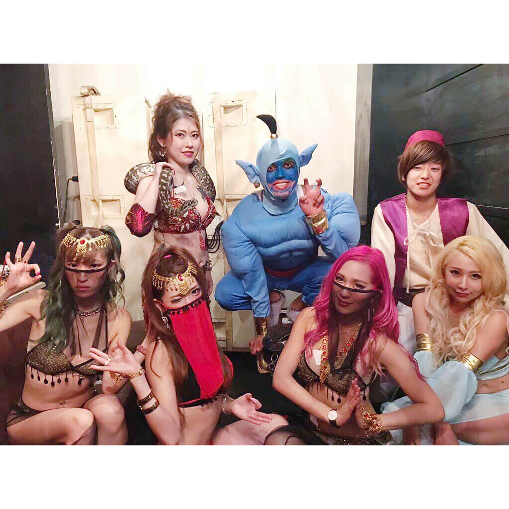 のインスタグラム：「アラビアンナイトの共演者様と✨✨✨ 左上のお姉様のリアル蛇ちゃんに注目ーー！！🐍 可愛すぎて飼いたいーー❤️❤️ わたしアラビアンの衣装すごいハマってるらしいw でもたしかに超気に入ったー🕌💜 中東大好きだから余計ねw  なかなかお仕事中バタバタで、共演者様と写真が撮れないことが多いのですが、集合写真はなるべく撮りたい派🙄💗 ありがとうございました！  #ティプシー #アラビアンナイト」
