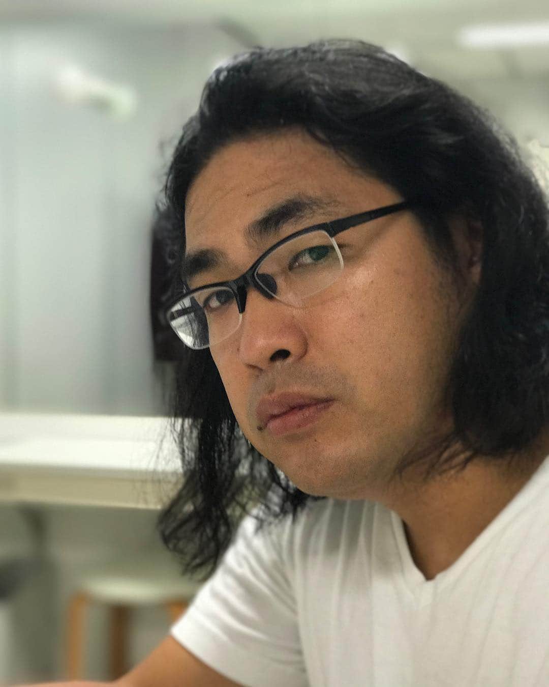 川島明のインスタグラム：「ロッチ中岡さん  #どこの深夜バイトにも一人はいる顔 #店長に怒られたあと「怒られる役も大変やで」と強がる先輩 #でもうっすら涙目なのバレてる先輩 #新参者のファンに対して厳しい姿勢をとるので結局その作品の衰退を助長してる古参の顔 #リアル勉三さん #フィリピンに潜伏してる女詐欺師 #文学小説家として活動するもパッとせずバイト感覚で書いた官能小説が大ヒットしてしまった作家 #歌い手の素顔 #どこからか質の良いエロ本を調達してくるので男子校の仲間からザビエルと言われている学生 #古谷実先生のどの作品にも必ず出てくるやつ #アンジェラアキさんがメジャーになるために捨てた冷たい部分 #悲哀を笑いに変えるコントのプリンス」