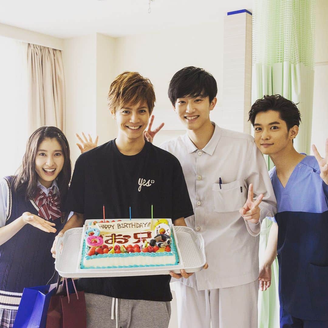 兄に愛されすぎて困ってますさんのインスタグラム写真 - (兄に愛されすぎて困ってますInstagram)「Happy Birthday🎂お兄！  本日8/29は、お兄こと片寄涼太さんの23歳のお誕生日です✨！ 23歳...23...にいさん...兄さんだ！ということでインスタ限定写真ものちほどアップします💪💕 お楽しみに！  #happybirthday #片寄涼太 #generations #片寄涼太を愛しすぎて困ってます #兄こま #写真は昨年のお誕生日🎂 #撮影現場で🎂」8月29日 12時07分 - anikoma_movie