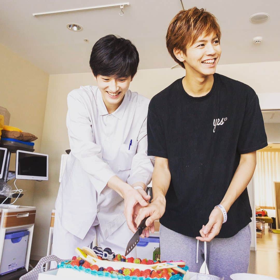 兄に愛されすぎて困ってますさんのインスタグラム写真 - (兄に愛されすぎて困ってますInstagram)「Happy Birthday🎂お兄！  本日8/29は、お兄こと片寄涼太さんの23歳のお誕生日です✨！ 23歳...23...にいさん...兄さんだ！ということでインスタ限定写真ものちほどアップします💪💕 お楽しみに！  #happybirthday #片寄涼太 #generations #片寄涼太を愛しすぎて困ってます #兄こま #写真は昨年のお誕生日🎂 #撮影現場で🎂」8月29日 12時07分 - anikoma_movie