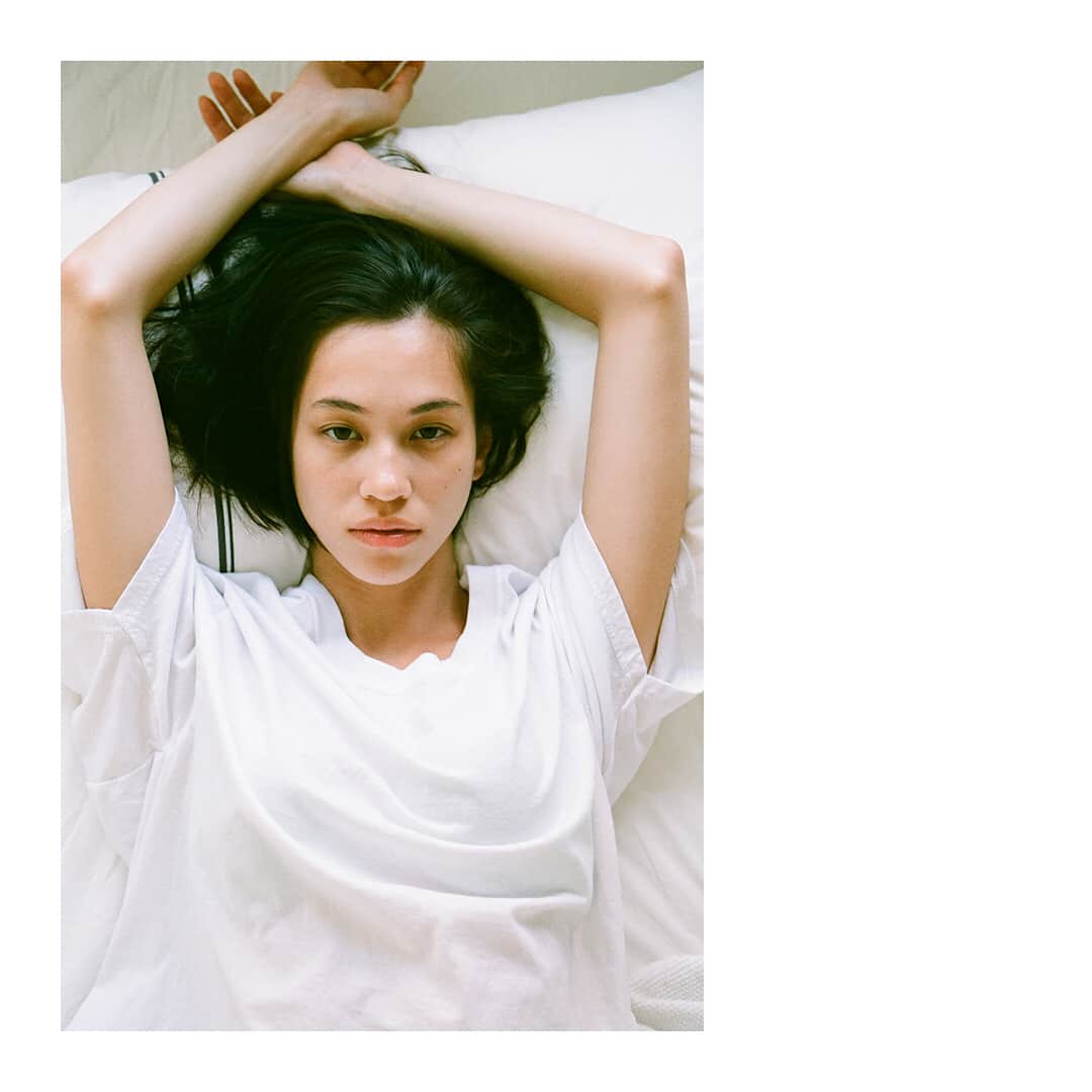 天海あかりのインスタグラム：「あかりのことを、もっと覗いてみませんか？💓 ・ 『sweet 特別編集　天海あかり style book in 「奥田民生になりたいボーイと出会う男すべて狂わせるガール」』が発売されました✨ ・ 一生懸命、あたためてきた企画です🐣 こだわりのファッションのページや、わたしの休日を撮影したスナップページなど盛りだくさんです😘 お近くの書店で探してみてくださいね💗 ・ #sweet #snap #fashion #press #shooting #stylebook #coordinate #休日 #デートなうに使っていいよ #笑 ・ ・ ・ #🎬 #奥田民生になりたいボーイと出会う男すべて狂わせるガール #民生ボーイ #狂わせガール #水原希子 #じゃなくて #あかり #です #😽」