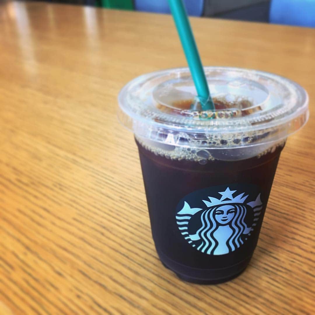 吉武怜朗のインスタグラム：「. 仕事の休憩中 姉の店でコーヒーブレイク(´ｰ｀) #starbacks #Coffee」
