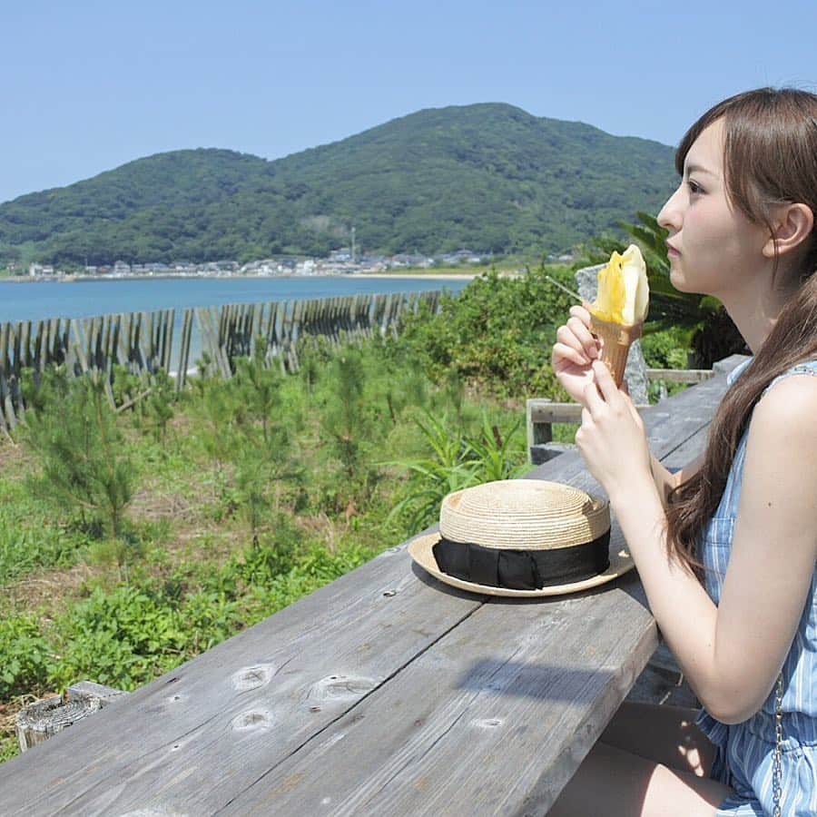森保まどかさんのインスタグラム写真 - (森保まどかInstagram)「. まどかの車窓から〜in糸島〜. . とっても暑い日だったので 私はジェラートにしました！ どれもすごく美味しそうで、 うーんと悩みつつ(優柔不断) ゆずとマンゴーに決定🍊✨ 内容は日替わりなんだって♪. . バスの中でも食べれるし 外でも食べれたよ🙆🏻. . #まどかの車窓から #糸島 #ロンドンバスカフェ #海 #自然」8月29日 16時08分 - madokamera_48