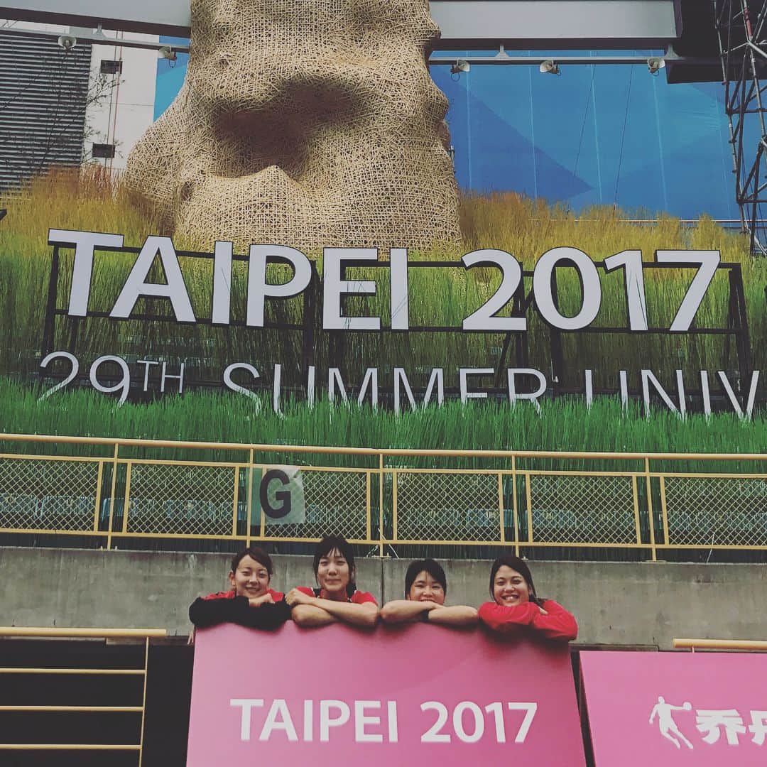 中村水月さんのインスタグラム写真 - (中村水月Instagram)「ユニバーシアード 4×100mR銅メダル🥉✨ 個人の200がほんとに不甲斐ない結果に終わってしまったので、 リレーはチームでやり切ろうとみんなで取った銅メダル☺️ 繰り上がりだったけど、世界で取れたメダルはとても嬉しいものでした！ #ユニバーシアード#台湾#台北#universiade2017 #陸上#銅メダル#感謝#おもてなし#クマ#ブラボーくん#応援に来てくれた両親#サポートしてくれた方々#先生方#たくさんの方々に感謝#過去最多メダル数#リレーメンバーありがとう！#大好き#笑いが絶えない#あんなに帰りたかったのに#すぐ終わった#選手村#ど真ん中でブリッジ#めっちゃ拍手おきた👏 .  次は全日本インカレ っしゃ！がんばるぞーーーい！」8月29日 16時36分 - n___mm____n