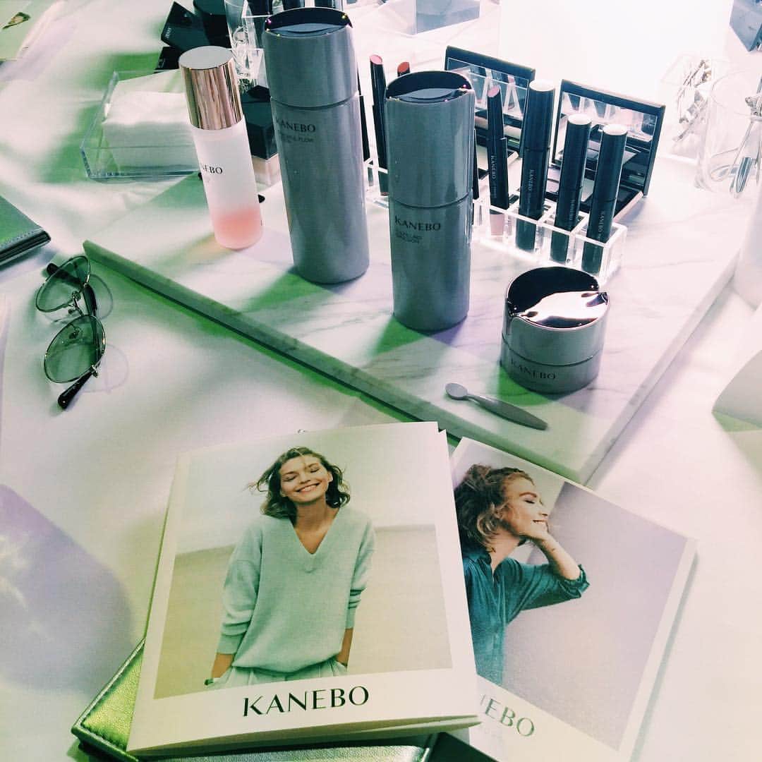 杉ありさのインスタグラム：「やっぱり美容が好きだなぁ💄💕 新しいものも取り入れつつ自分らしい美容を見つけたい。 今日も魅力的なお化粧品が沢山でした！✨ #kaneboglobal #時間美容 #インテンスクレヨンルージュ #PR」