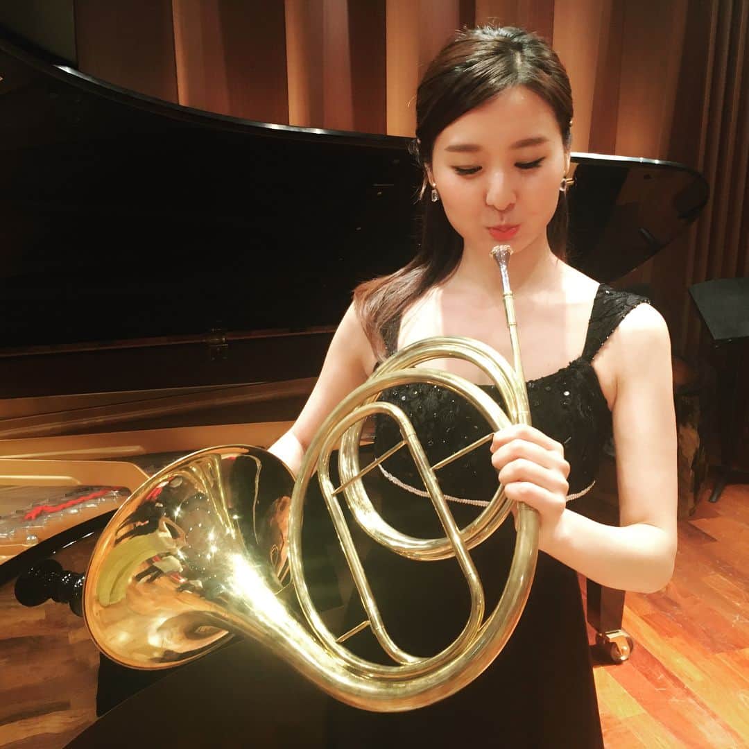 森本麻衣のインスタグラム：「Try‼️Horn📯‼️ ヤマハ銀座にて、ホルン奏者の岸上穣くんとの本番が終わりました✨←写真２枚目にスワイプ🤳 . 私が吹き真似をしているのは現在主流のホルン📯ではなく昔の形のもの☺️ . ホルンという楽器は吹くのが大変難しく🙌、口だけで音の高さやニュアンスを変えなければならないのです😱😱 このナチュラルホルンは押さえる所も何もなくて、ただの筒のようなもの。 それで旋律を奏でるのだから、かなりのテクニック👏👏 . 岸上穣くん、素晴らしいホルンの音色をありがとう🎵✨🎹💕 . . . . #piano#pianist#pianista#maimorimoto#horn#concert#yamaha#ginza#tokyo#🎹#instapiano #森本麻衣#ピアノ#ピアニスト#コンサート#クラシック#ヤマハ#銀座#東京#ホルン#ナチュラルホルン」