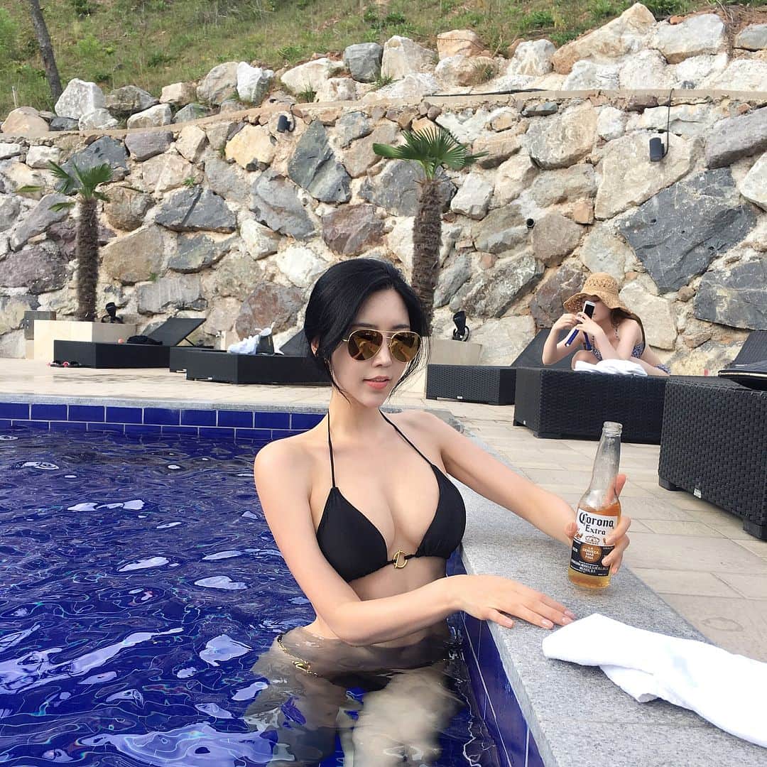 Choi Somiさんのインスタグラム写真 - (Choi SomiInstagram)「#소미언니 #somiunnie2017swimwear 수영하며 마시는 맥주가 제일 맛있는 듯 오늘도 세 병 클리어🍻」8月29日 22時14分 - cxxsomi