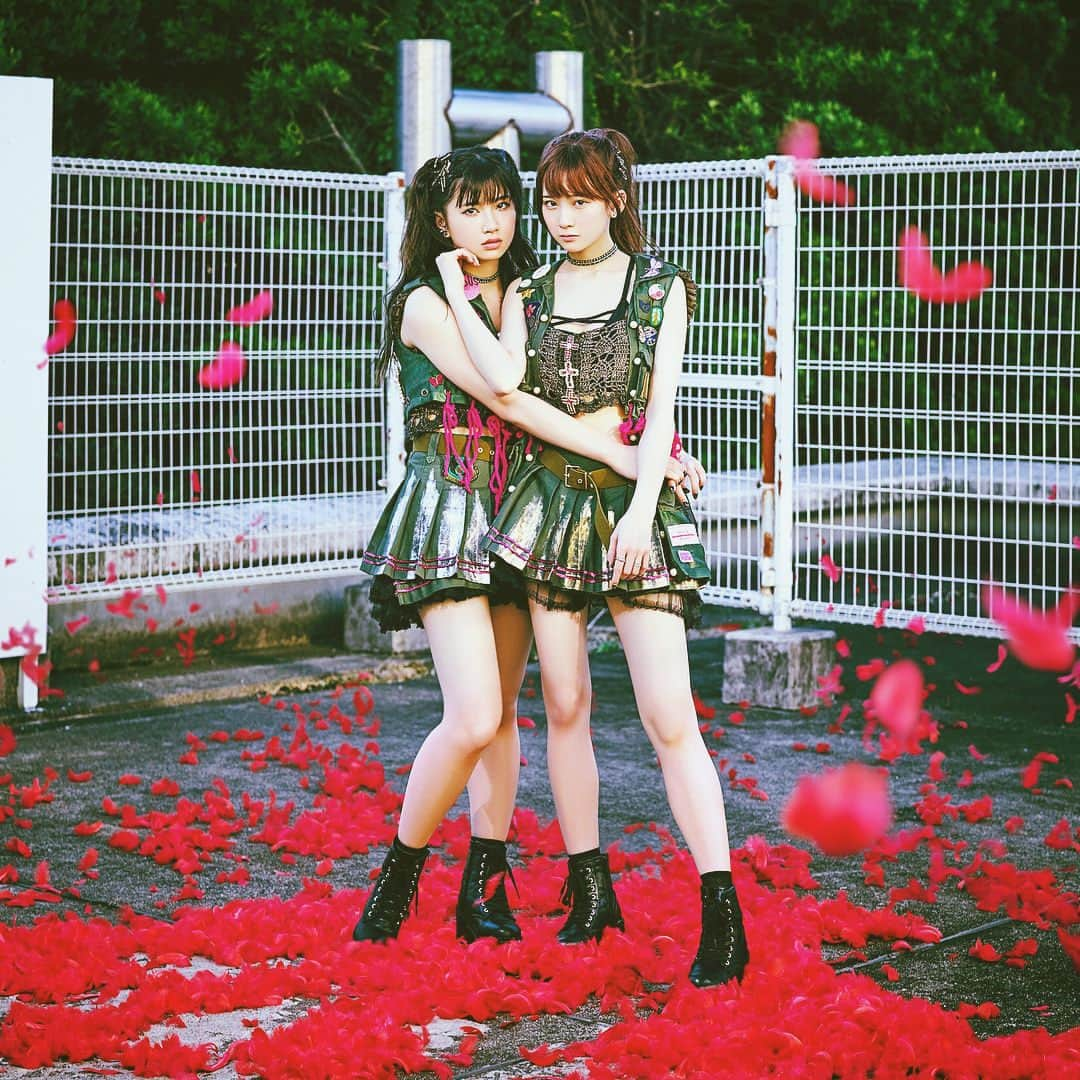 東佳苗さんのインスタグラム写真 - (東佳苗Instagram)「萌属性ではなく絆 #ladybaby  #theidolformerlyknownasladybaby  #黒宮れい #金子理江  #れいりえ #縷縷夢兎」8月29日 22時41分 - usagi_kanae