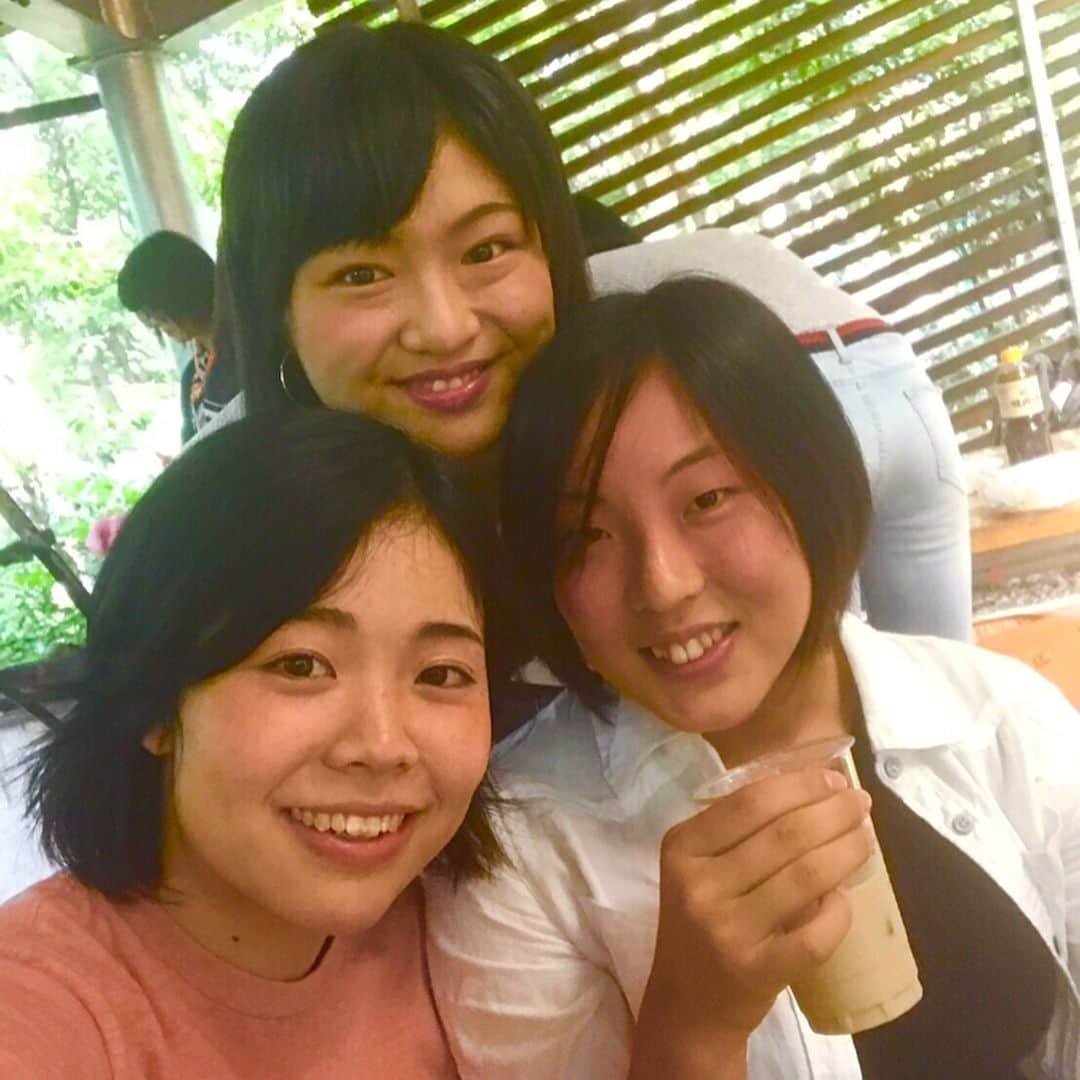 及川真夢さんのインスタグラム写真 - (及川真夢Instagram)「青学女バレBBQ😋💕 楽しかった〜☺️🎈 企画から準備、お肉焼いてくれたり🍖、お酒作ってくれたり🍷、いろいろしていただき、本当にありがとうございました💓💓💓かりんさんママもありがとうございます😊 #2枚目は大好きな四年生全員〜〜✌️ #3枚目は集合写真写ってないちっぴ〜〜 #4枚目は食器洗いちゅう〜〜 #5枚目ひたすらフランクフルト焼きちゅう〜〜🍗 #6枚目は背景と同色かのんさん〜〜🍃 #7枚目はインスタ最近始めたまゆさん〜〜☺️ #BBQ #清水公園 残りの夏休みも頑張っていきましょ〜〜！！！」8月29日 22時40分 - oikawa_mayu