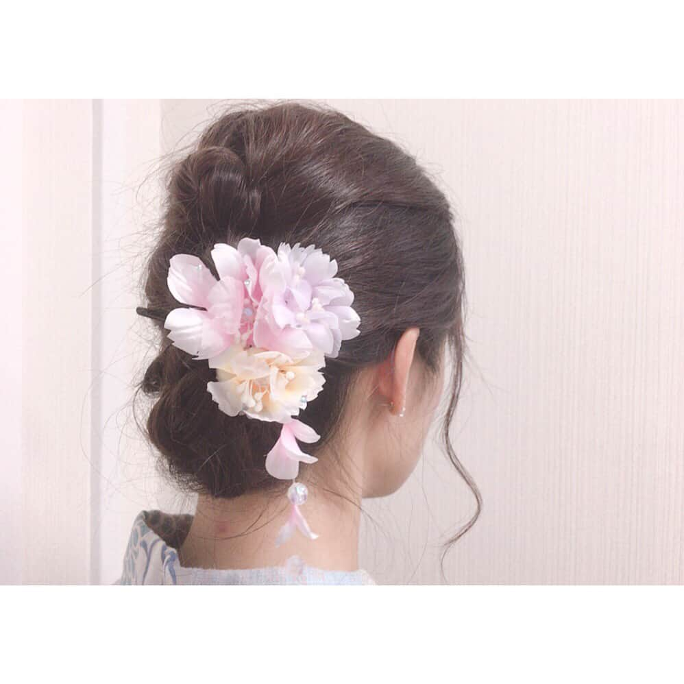 佐藤綾乃さんのインスタグラム写真 - (佐藤綾乃Instagram)「リリイベ2日目のヘアスタイル💇  髪を結んでモコモコを２つ作る 3段目にくるりんぱして 4段目は三つ編みして くるりんぱの中に三つ編みを丸めて入れて出来上がり♪  浴衣によくあいます！ #アプガフォース #ヘアアレンジ」8月30日 0時54分 - ayano152