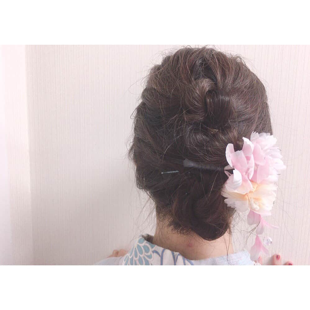 佐藤綾乃さんのインスタグラム写真 - (佐藤綾乃Instagram)「リリイベ2日目のヘアスタイル💇  髪を結んでモコモコを２つ作る 3段目にくるりんぱして 4段目は三つ編みして くるりんぱの中に三つ編みを丸めて入れて出来上がり♪  浴衣によくあいます！ #アプガフォース #ヘアアレンジ」8月30日 0時54分 - ayano152