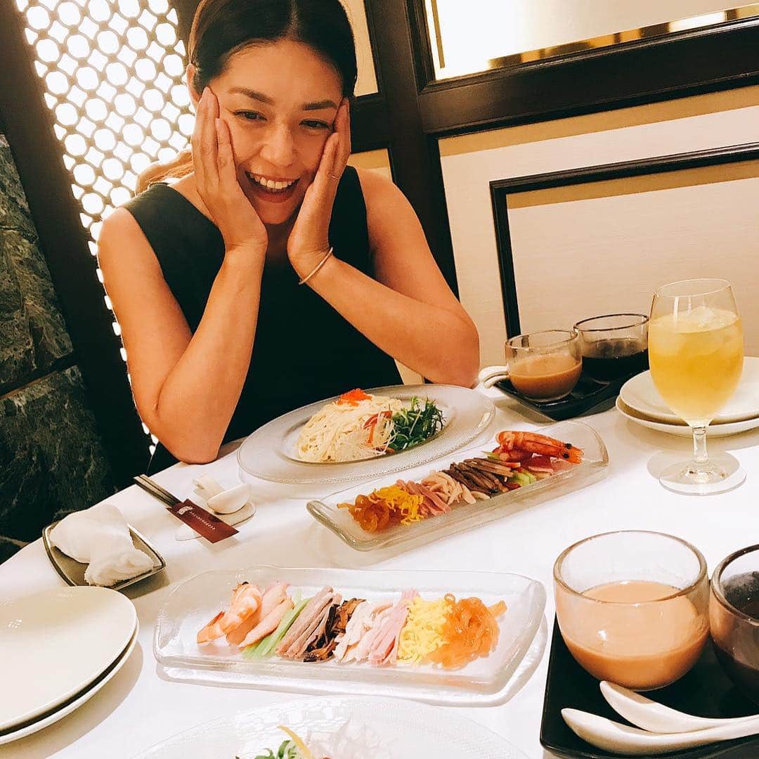 加藤紀子のインスタグラム：「今年初、そして今年最後の冷やし中華を名古屋東急ホテルの中にある南国酒家さんで。 盛りは美しく味はさっぱり味わい深く。 麺にはなんとコラーゲンが入ってるんだそう♡  さてと。 横浜に移動して 午後のロケも頑張りまふー٩( ᐛ )و  #南国酒家 #夏の終わりの冷やし中華」