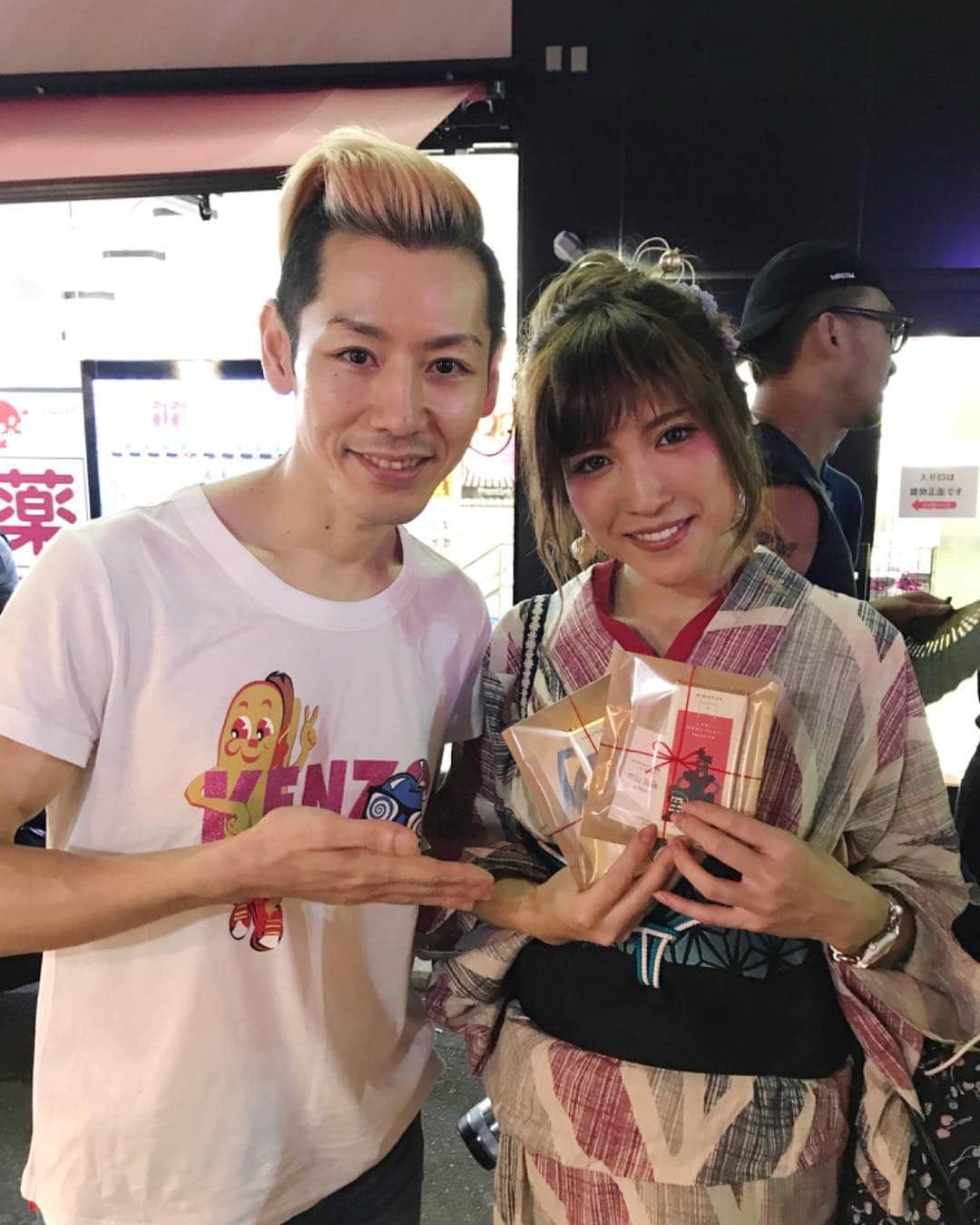 小林尊のインスタグラム：「Was great to see @yurimorico in yukata👘 ゆりもりには浴衣姿の時に会えました🤞ラッキー🤞 @hautechocolatebrooklyn も買ってくれてありがとう☺️✨🙏 #ゆりもり」