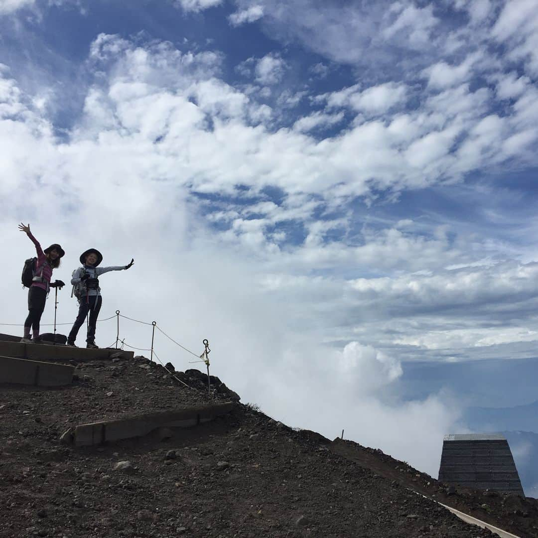 萩美香さんのインスタグラム写真 - (萩美香Instagram)「の、登れた！ #富士山🗻  #影富士  #剣ヶ峰3776m」8月30日 6時20分 - mika_hagi927