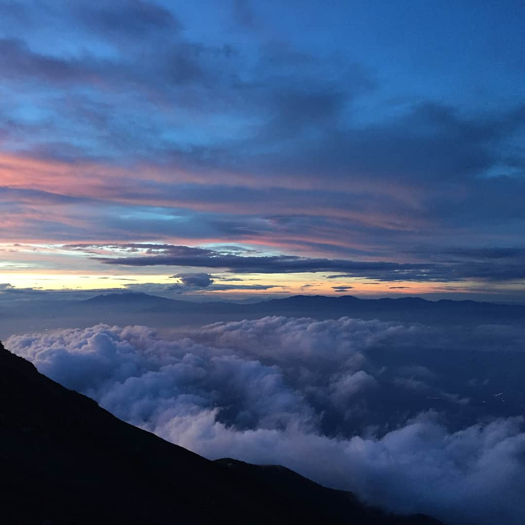 萩美香さんのインスタグラム写真 - (萩美香Instagram)「の、登れた！ #富士山🗻  #影富士  #剣ヶ峰3776m」8月30日 6時20分 - mika_hagi927