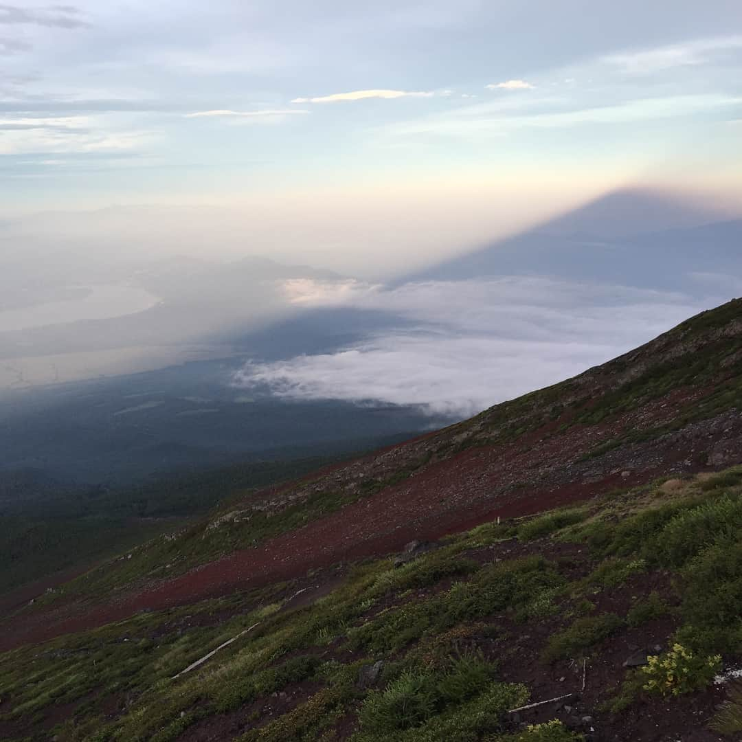 萩美香さんのインスタグラム写真 - (萩美香Instagram)「の、登れた！ #富士山🗻  #影富士  #剣ヶ峰3776m」8月30日 6時20分 - mika_hagi927