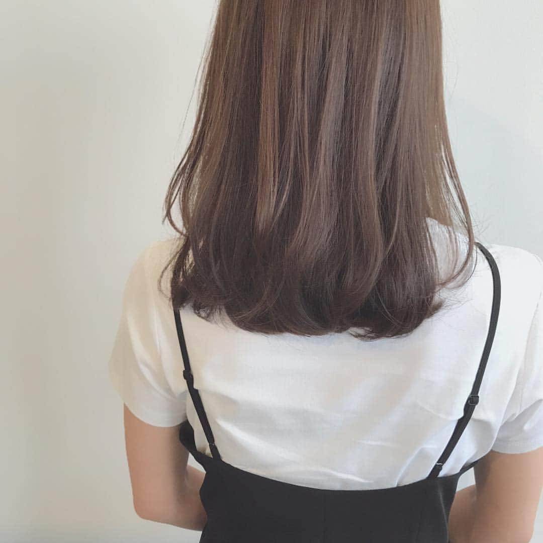 TWiGGY×ピクサムFのインスタグラム：「model Before/新生部2㎝/既染部/8トーン/普通毛/女性像（ナチュラル/可愛い） ・ CBe10:Be10:C-LA9（1:1:20%）OX6%2倍 ・ 秋っぽいツヤ感が欲しかったので、Beをミックス。 オレンジ味が出やすいので、C-LA9をMIXした。 ・ #秋  #ピクサムカラー #クールベージュ #スタイリング #ボブ #bob  #内巻き #巻き髪 #カラー #ヘアカラー #グレージュ #ブルージュ  #hair #haircolor #schwarzkopf #シュワルツコフ  #igora #igoraroyal #pixamf #dewybeige #dewybeigehair  #スーパーナチュラル」