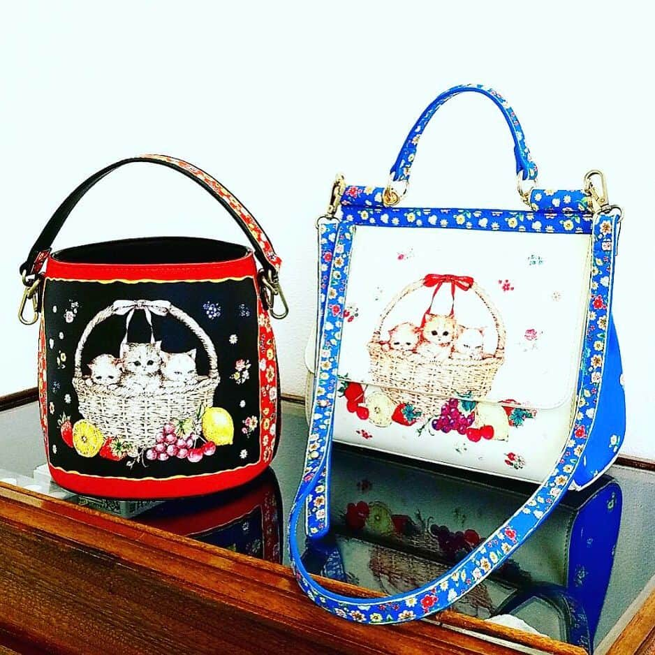 franche lippee officialさんのインスタグラム写真 - (franche lippee officialInstagram)「バスケットねこの👜ハンドバッグ🐈 ・ 左 ￥13,000（+TAX） 右 ￥15,000（+TAX） ・ 11月上旬発売予定です。 ・ #ダンソンポッシュ #フランシュリッペ #franchelippee  #バック#bag#バケツバッグ #ハンドバッグ #ショルダーバッグ #ねこ#猫#スカーフ柄 #ねこ好き#catlover#instacats#kawaii ##猫部 #catstagram#cat #catlove#cute#バケツ#かっちりバック#instabag #instafashion#fashion#2017AW#collection#instagood#instalovely」8月30日 8時38分 - franchelippee