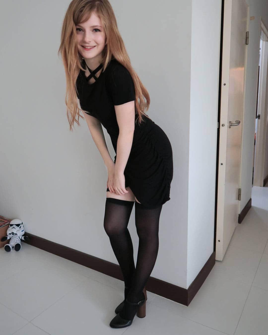 Ella Freyaのインスタグラム：「So do I actually have any Singaporean followers (apart from the people I know of course)?? Comment your country !  Hair: @donalovehair」