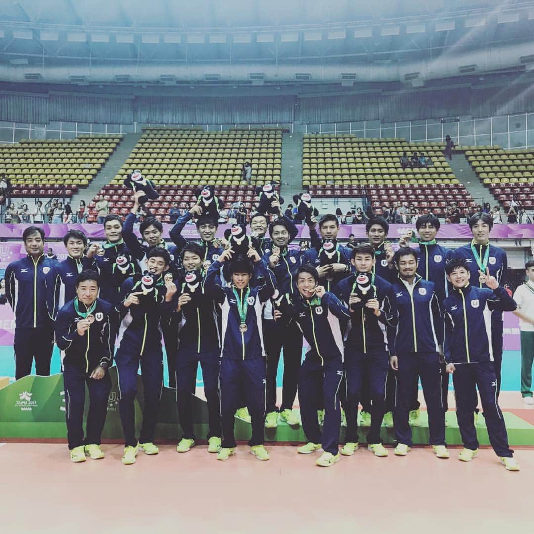 山本智大のインスタグラム：「Universiade in Taipei  目標である金メダルではないですが、銅メダル獲得しました！たくさんの応援ありがとうございました！ #Universiade #volleyball  #team Japan  #銅メダル 世界3位 #このメンバー最高 #ホントに楽しかった」