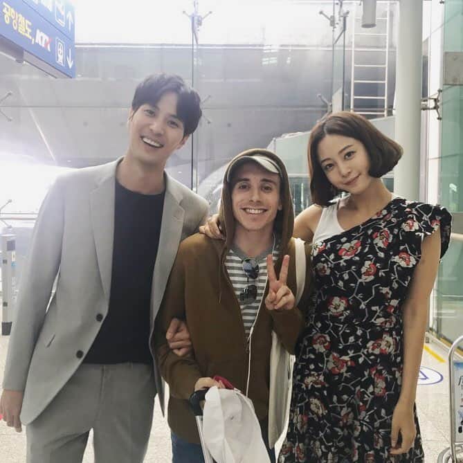 キム・ジソクのインスタグラム：「#신선한조합#실시간#인천공항#촬영#타일러만남#이런우연이#반가워서팔짱을막#일단찍고보자는#20세기소년소녀#한예슬#타일러#김지석」