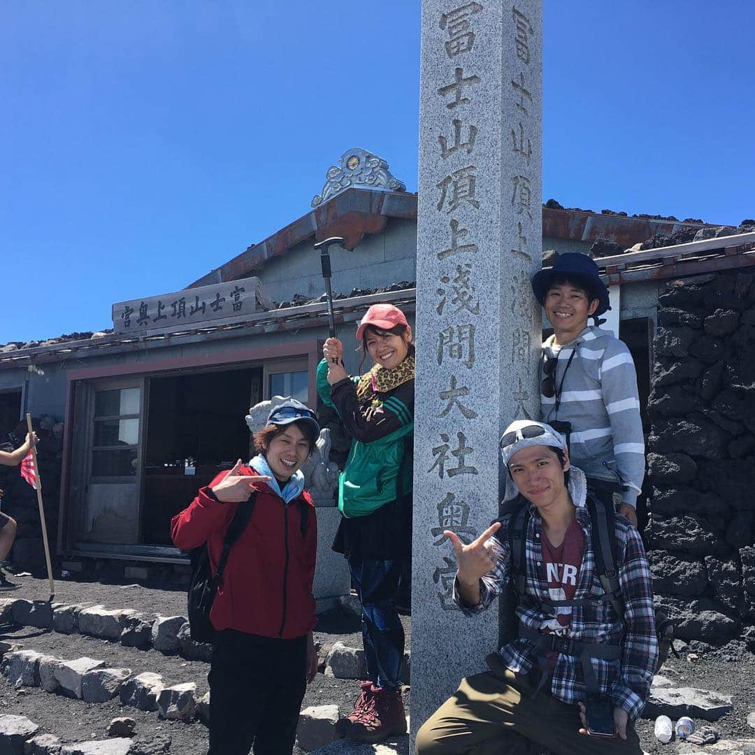 有馬芳彦さんのインスタグラム写真 - (有馬芳彦Instagram)「富士山、5時間51分で登頂！！ #富士登山 #富士山 #世界遺産 #須走ルート #頂上 #大人の遠足」8月30日 12時41分 - arimax_photo