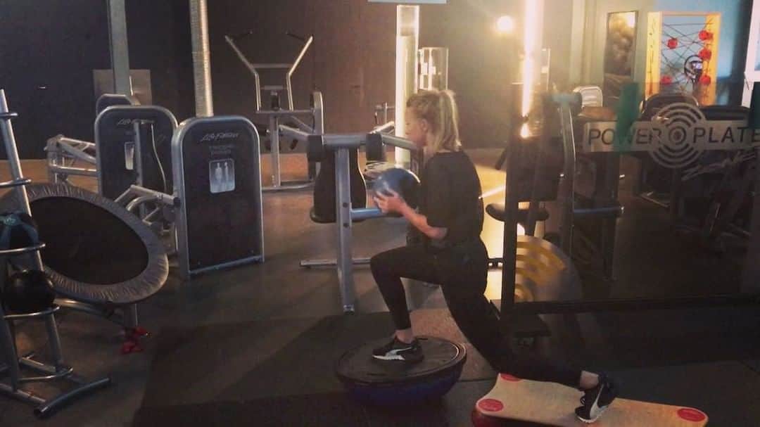 ジャッキー・グローネンのインスタグラム：「Work work work work @pumafootball  #comeback #frankfurt #nl」