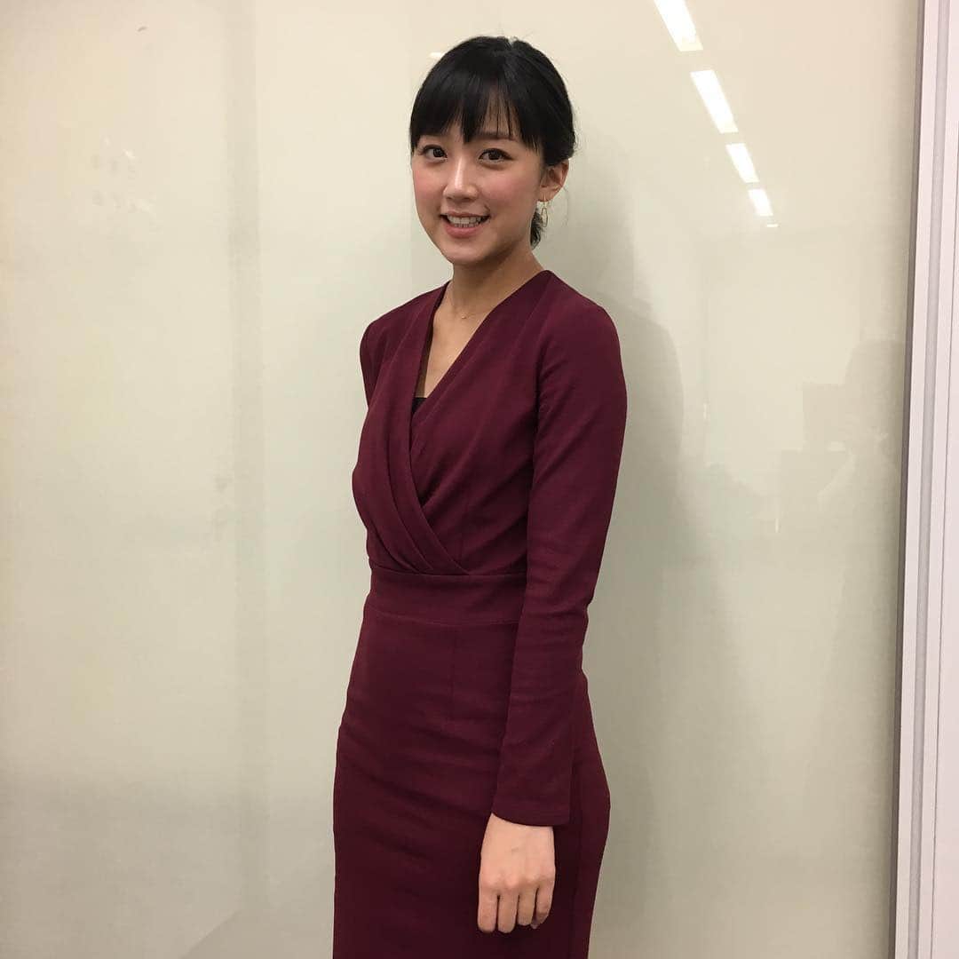 竹内由恵さんのインスタグラム写真 - (竹内由恵Instagram)「今日の衣装は深い赤！kay meさんのワンピースなのですが、最近は秋らしくなってきたので、こういう色の服に惹かれます。 #スーパーJチャンネル#衣装#秋#kayme」9月14日 0時29分 - yoshie0takeuchi