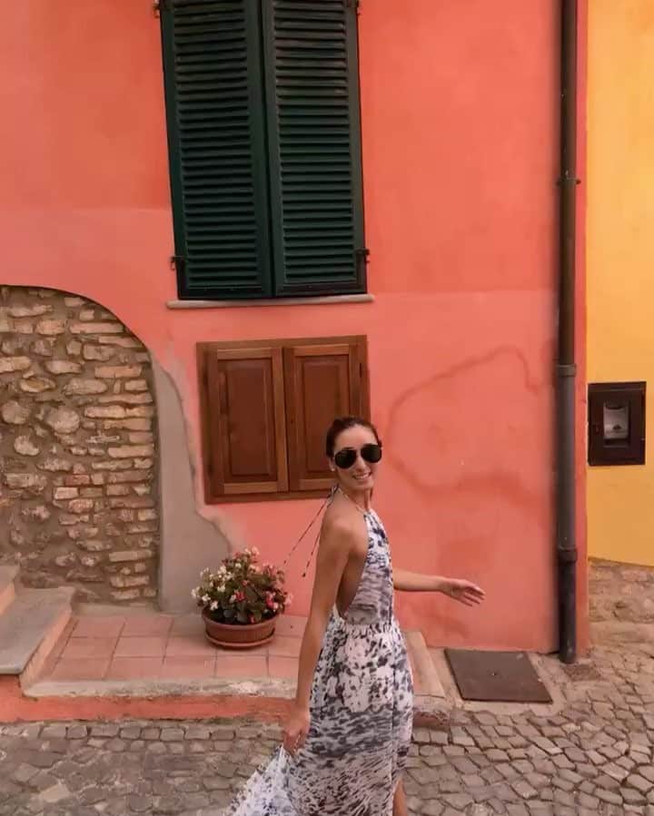 太田エイミーのインスタグラム：「The amazing colors in #monforte #alba #italia #monfortedalba #fabemi #travels @thejetsetdiaries」