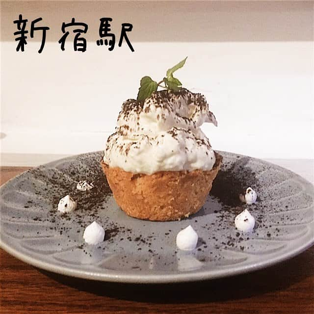 Ateliersのインスタグラム：「☕️MIRliton Cafe🍰 🍴咖啡、酒精飲料、各種甜點及簡餐 📍東京都新宿区富久町16-12 ⏲️11:30〜21:00 星期一公休 💸500￥〜 🏠帶點復古風的內裝、座位寬敞、燈光偏暗 💁‍♂️適合在新宿附近逛累時來這裡休息 👍人潮少、飲品餐點都不錯 👎二樓燈光稍微偏暗、離車站較遠 📝MIRliton Cafe雖然位於新宿區，但是離人潮稍微有距離，平常也不會有太多人，推薦給想安靜休息的人，這裡的冰咖啡也是少數能讓去過這麼多家咖啡廳的小編驚艷的喔！  #ateliersjpn #艾塔莉兒新宿 #艾塔莉兒 #東京 #日本 #新宿 #咖啡廳 #咖啡 #甜點 #japan #tokyo #shinjuku #coffee #cafe #sweets #Mirlitoncafe #ミルリトンカフェ #カフェ #コーヒー #スィーツ #카페스타그램 #일본 #도교 #신주쿠 #신주쿠카페 #티라미수 #커피숍 #커피 #아이스커피 #日本咖啡廳」