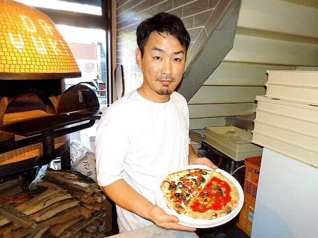 キッチンスターター のインスタグラム：「. キッチンスターター 京都ナポリピッツァ隊 . 東山「Pizzeria Da yuki」鎌田友毅 . ピザ作りに情熱を注いでます。 . 本場ナポリと同じく炭窯を積んだピッツァ専用のキッチンカーを購入したい。 . 皆様のご支援をお待ちしております。 . #クラウドレストラン #クラウドファンディング  #京都ナポリピッツァ隊 #京都  #烏丸御池 #solono #東山 #dayuki #七条 #Mercato #イタリア #イタリアン #ピザ  #ナポリ #本場 #炭窯 #キッチンカー #専用」