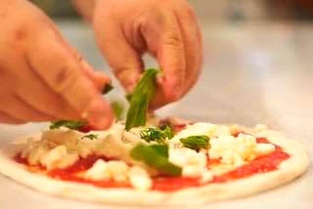 キッチンスターター のインスタグラム：「. キッチンスターター 京都ナポリピッツァ隊 . 東山「Pizzeria Da yuki」鎌田友毅 . 一つ一つの手作業も妥協することなく。 . 本場ナポリと同じく炭窯を積んだピッツァ専用のキッチンカーを購入したい。 . 皆様のご支援をお待ちしております。 . #クラウドレストラン #クラウドファンディング  #京都ナポリピッツァ隊 #京都  #烏丸御池 #solono #東山 #dayuki #七条 #Mercato #イタリア #イタリアン #ピザ  #ナポリ #本場 #炭窯 #キッチンカー #専用」