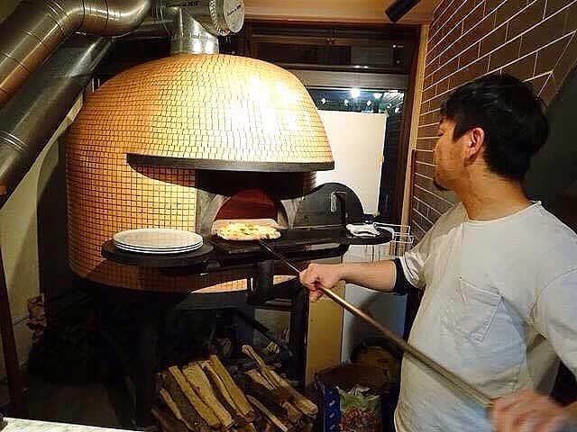 キッチンスターター のインスタグラム：「. キッチンスターター 京都ナポリピッツァ隊 . 東山「Pizzeria Da yuki」鎌田友毅 . ピザ窯で焼くこの作業が一番大事で気を使います。 . 本場ナポリと同じく炭窯を積んだピッツァ専用のキッチンカーを購入したい。 . 皆様のご支援をお待ちしております。 . #クラウドレストラン #クラウドファンディング  #京都ナポリピッツァ隊 #京都  #烏丸御池 #solono #東山 #dayuki #七条 #Mercato #イタリア #イタリアン #ピザ  #ナポリ #本場 #炭窯 #キッチンカー #専用」