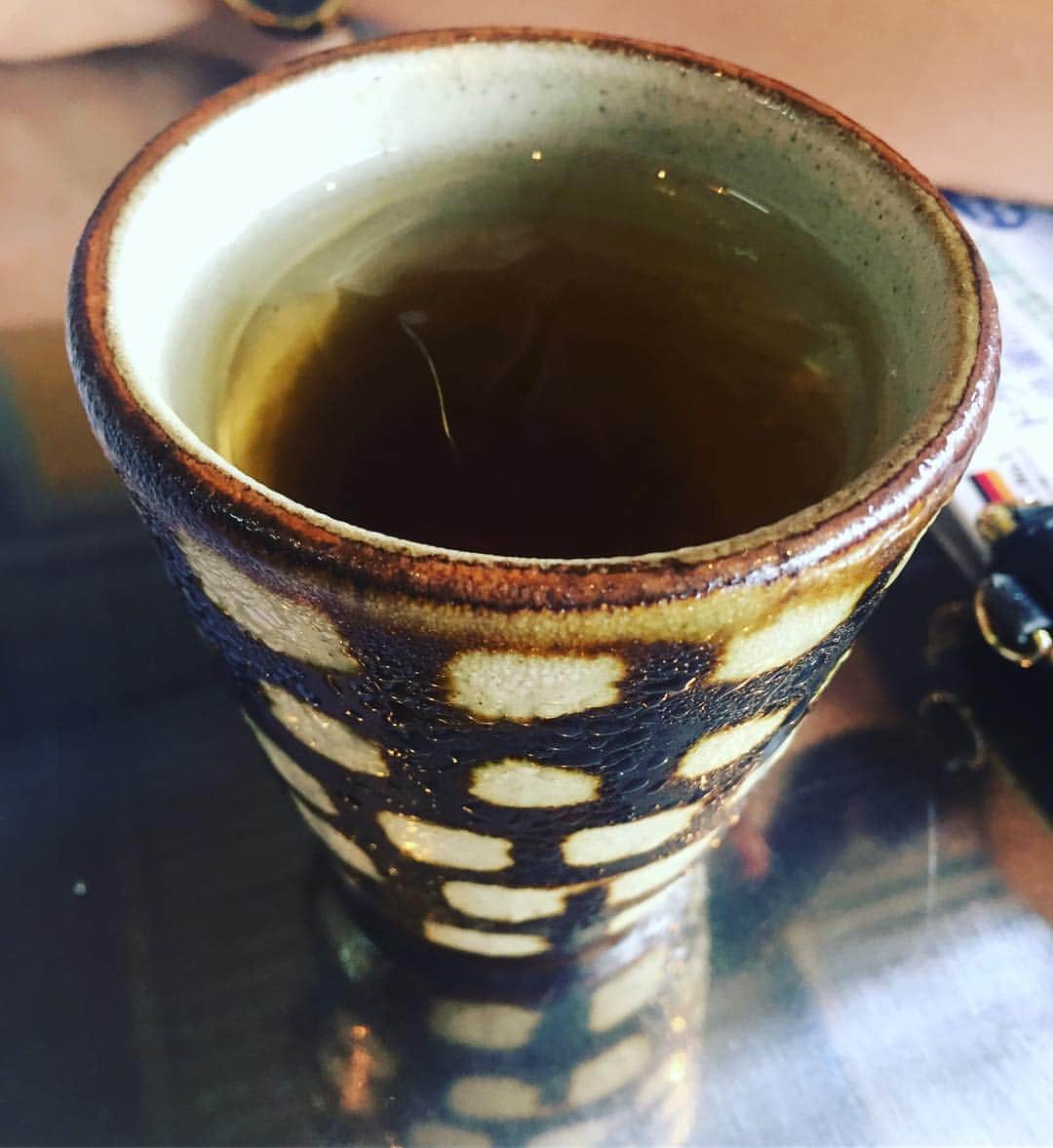 ecomfort（エコンフォート）さんのインスタグラム写真 - (ecomfort（エコンフォート）Instagram)「工房十鶴で頂いたやちむん（沖縄の焼き物のこと）に注がれた冷たいお茶は、今年沖縄人もうだるほどの暑い夏に最高の一杯。  飲むほどに、カランとなる氷の音が愛おしく。J.S  #ecomfort #やちむん #工房十鶴 #沖縄 #読谷村」8月30日 16時04分 - ecomfort_eoct