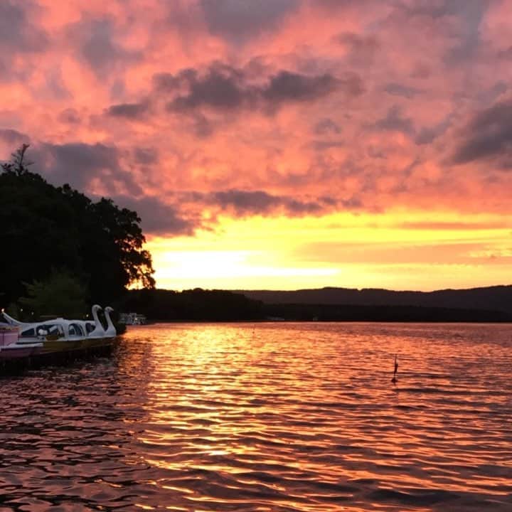 のインスタグラム：「曇天の釧路湿原は冷めたピザみたいな眺望だったけど 夕暮れの阿寒湖が随分と張り切ってくださった」