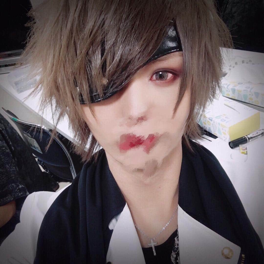 luzのインスタグラム：「眼帯やけど 今回の目のトラブル用に急遽スタイリストのBunさんがオーダーメイドで作ってくれました！流石です。  #luz #眼帯 #eyepatch #眼帯やけど」