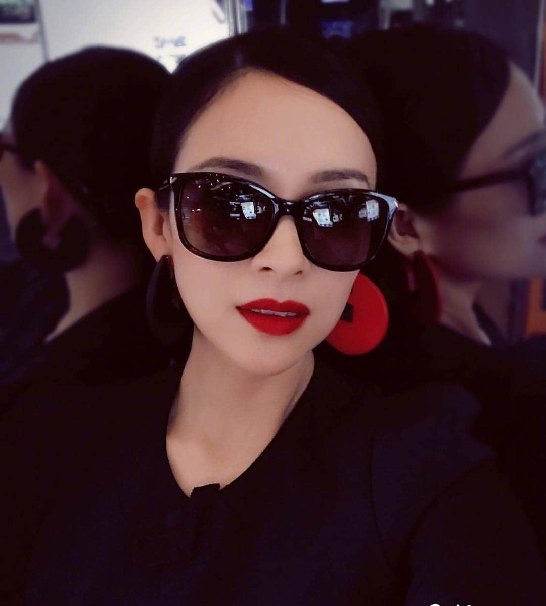 章子怡のインスタグラム：「Red lips #ziyizhang #ziyi #章子怡 #子怡 #beautiful」