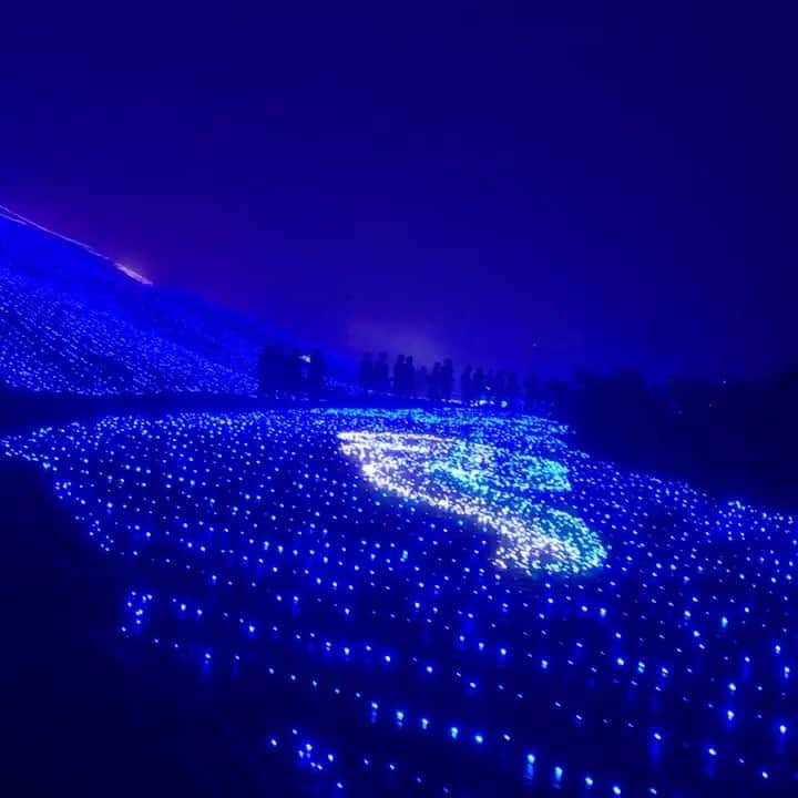 小林尊のインスタグラム：「Top of the mountain, Myoko breathing the cloud. #guinessworldrecord  雲を吸いながら世界一のグラウンドイルミネーションを歩く #新潟 #妙高」