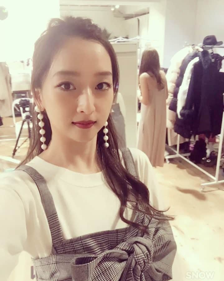 三井智雅のインスタグラム：「@royalparty_official 📸 服いっぱいやで〜👗🖤💗🖤💗 . #royalparty #fashion #shooting  #AW #三倍速」