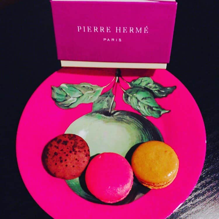 のインスタグラム：「😋💕 お皿はマグリット展で買った #PIERREHERME #PARIS #macaron  #magrrite」