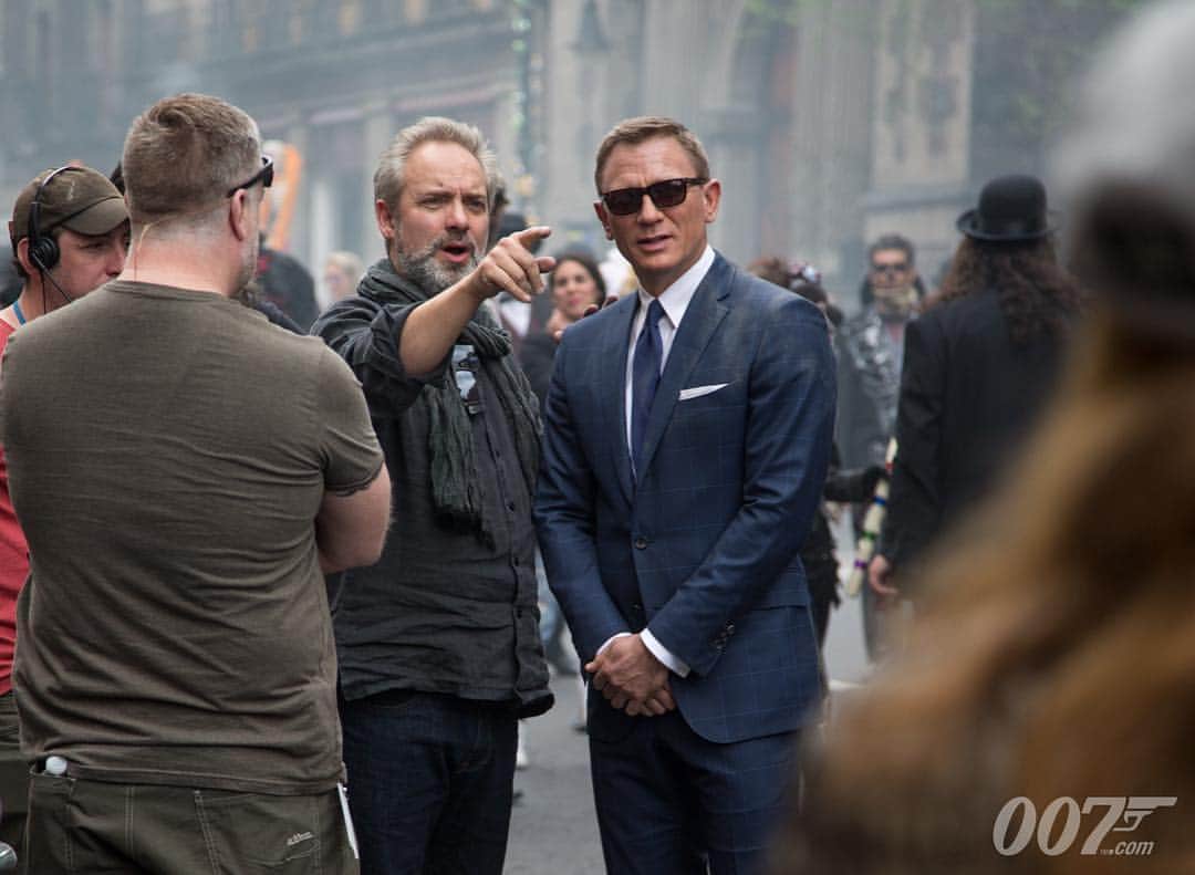 James Bond 007さんのインスタグラム写真 - (James Bond 007Instagram)「Daniel Craig (Bond) chats with #SPECTRE Director Sam Mendes on location in Mexico City. #BTS #JamesBond #007 #DanielCraig」8月31日 1時33分 - 007