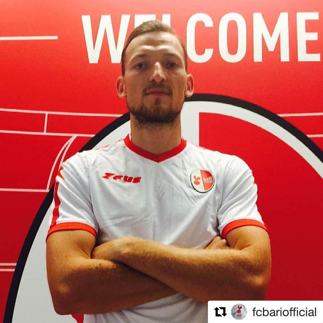 リボル・コザークのインスタグラム：「#Repost @fcbariofficial ・・・ Libor Kozak è #biancorosso 💪🏻💪🏻 #AmalaBari ⚪🔴 #TiVoglio ❤」