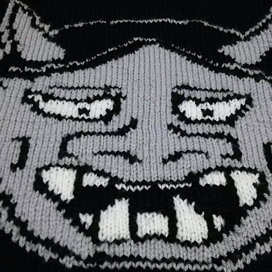アイパー滝沢さんのインスタグラム写真 - (アイパー滝沢Instagram)「編み物作品31 8月の新作セーター 『般若』 どうだい？シンプルでカッコいいんじゃないのか。思ってたよりもいい感じだホゥ。 #handmade #knitting #般若 #Japaneseknitting #ハマナカボニー #クロバー匠 #アイパー滝沢 #crochet #hannya #knitting_art」8月31日 18時14分 - t.aipa