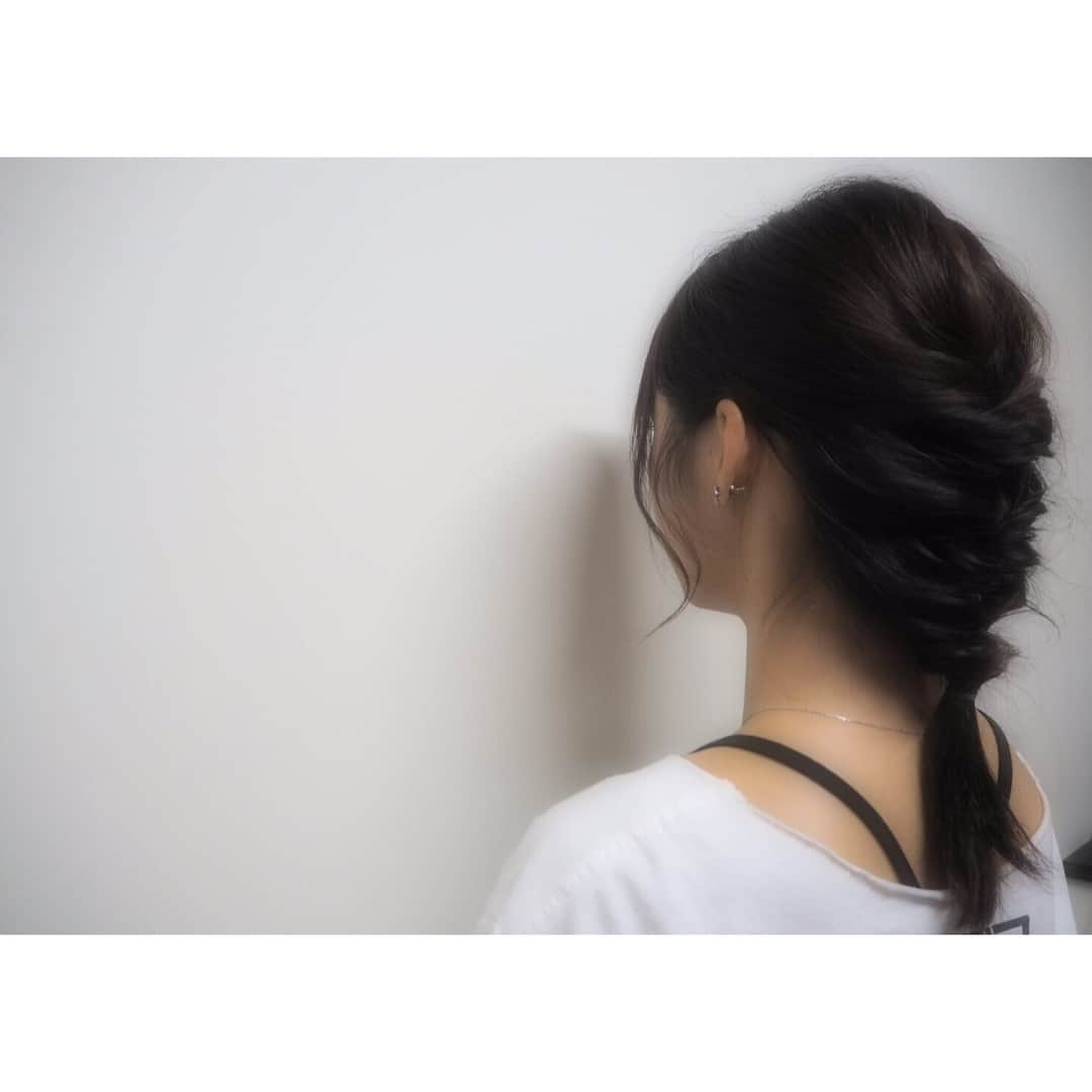 佐藤綾乃さんのインスタグラム写真 - (佐藤綾乃Instagram)「リリイベ3日目ヘアスタイル💇  3つのくるりんぱをほぐしてあげるだけ簡単ヘアアレンジです！！ 基本くるりんぱが出来ればいろんなアレンジができます♪  #リリイベ #ヘアアレンジ」8月31日 9時57分 - ayano152