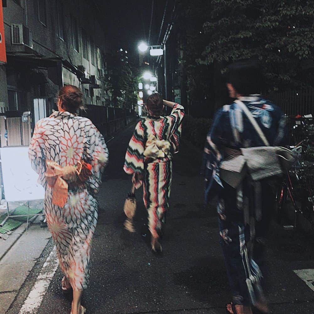 HALCALIさんのインスタグラム写真 - (HALCALIInstagram)「今月もギリギリで浴衣会できた♡浴衣を着てお蕎麦食べに行くのが定番コース👌🏼プリクラ初期世代の懐かし小顔ポーズが急に流行った夜✋🏼雨上がりで涼しくって浴衣日和だった🎶9月もまだまだ浴衣着たいな💓 #浴衣 #ご近所さん #ご近所浴衣会 #yucalinoyukata #浴衣女子会 #ふりふ #ギザギザマーブル」8月31日 10時22分 - yucali_halcali